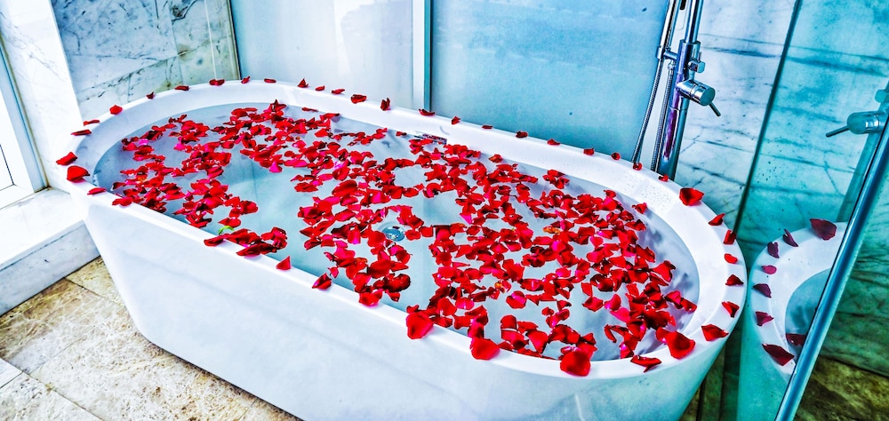 Deep soaking bathtub