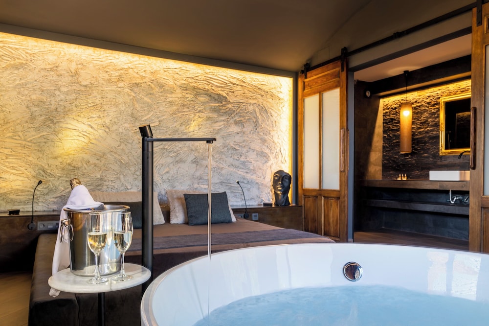 Private spa tub