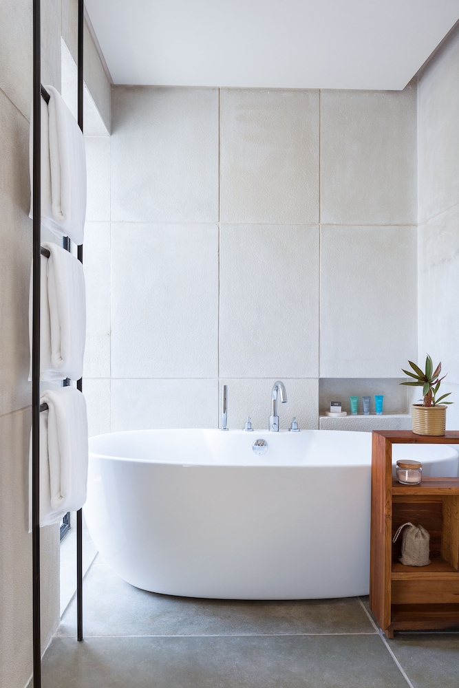 Deep soaking bathtub