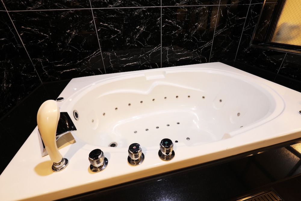 Deep soaking bathtub