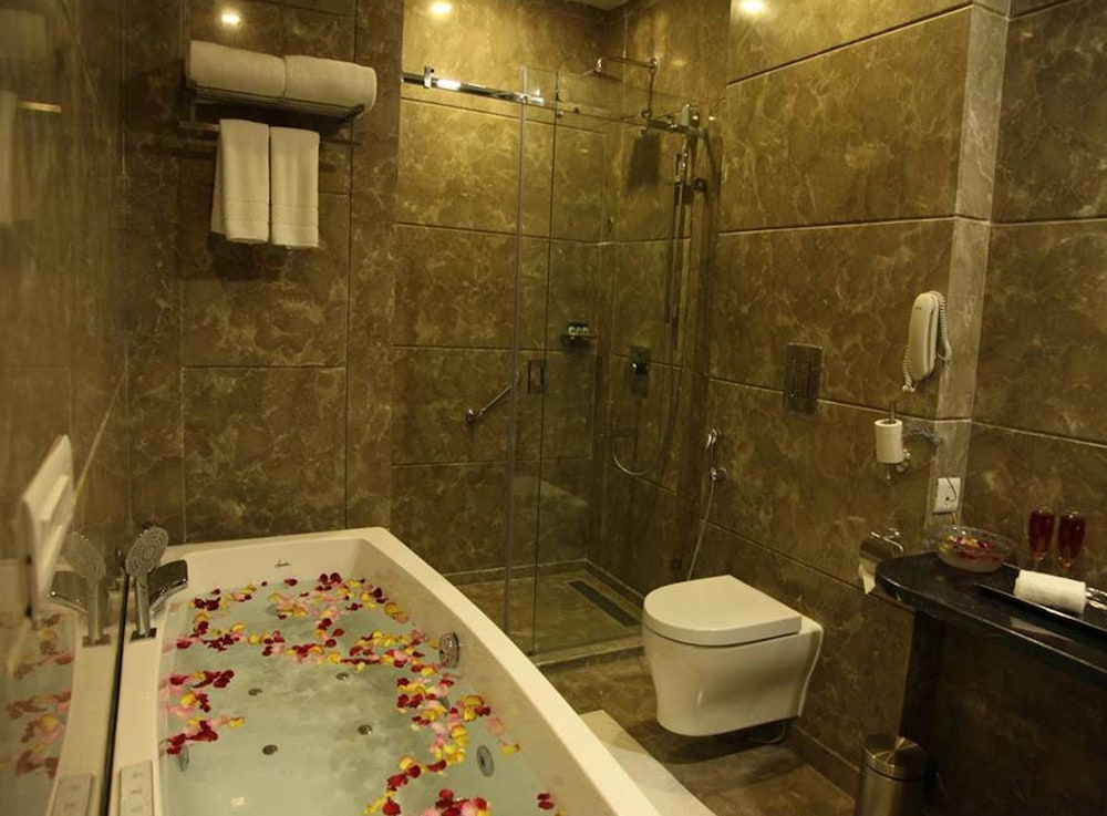 Deep soaking bathtub