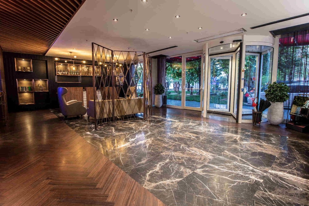 Lobby lounge