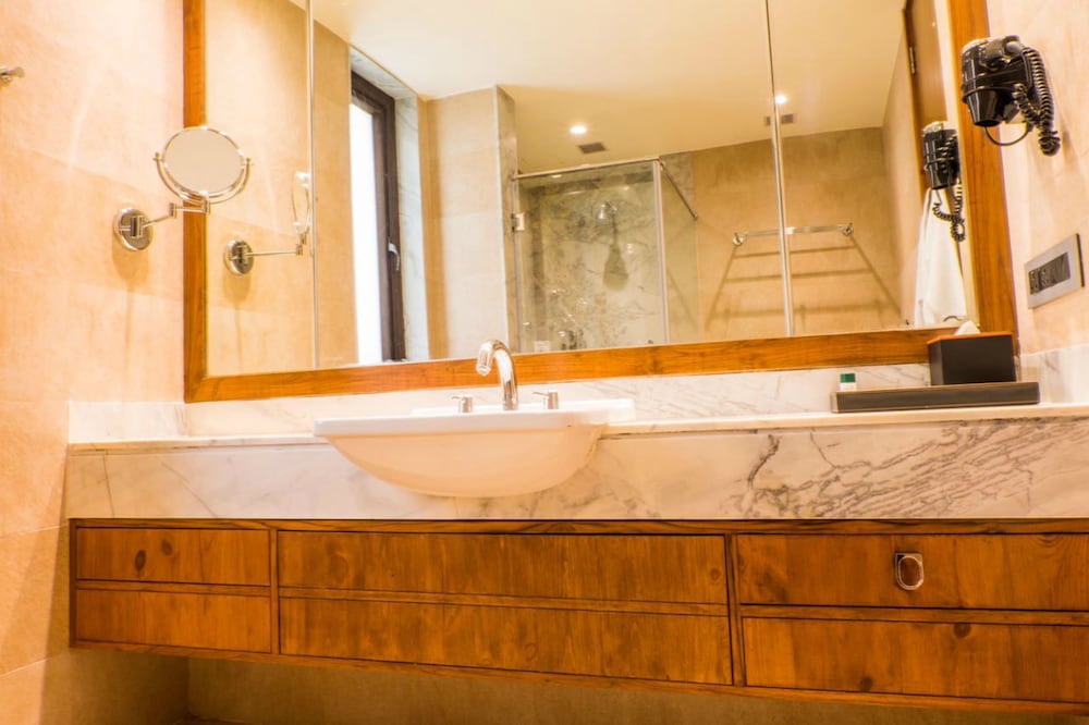 Bathroom sink