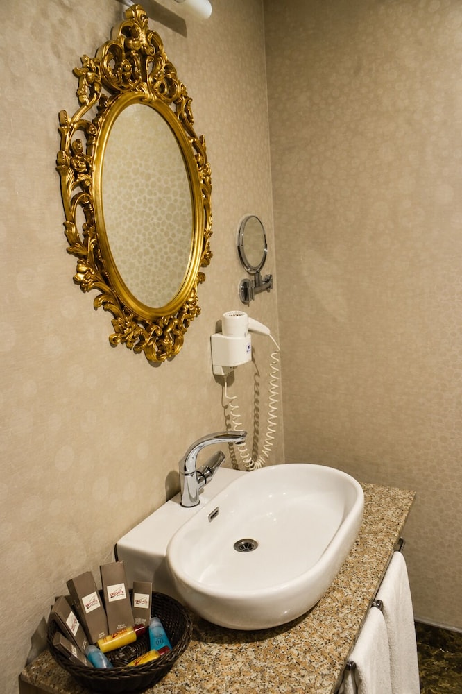 Bathroom sink