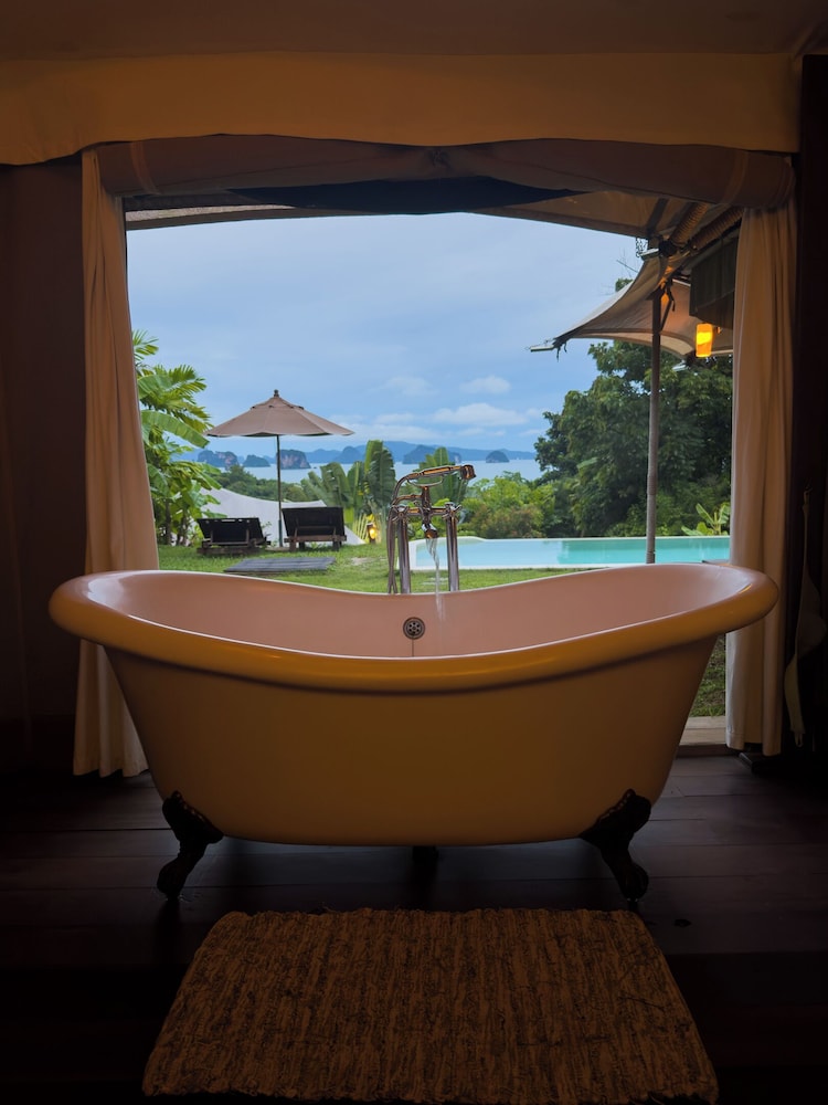 Deep soaking bathtub