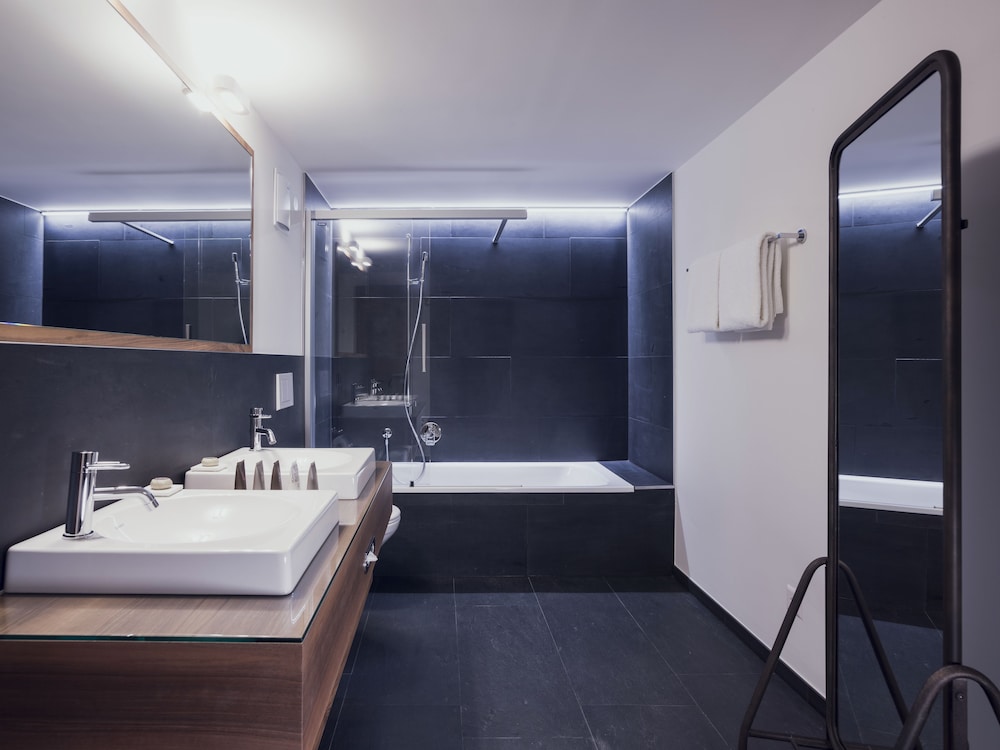 Deep soaking bathtub