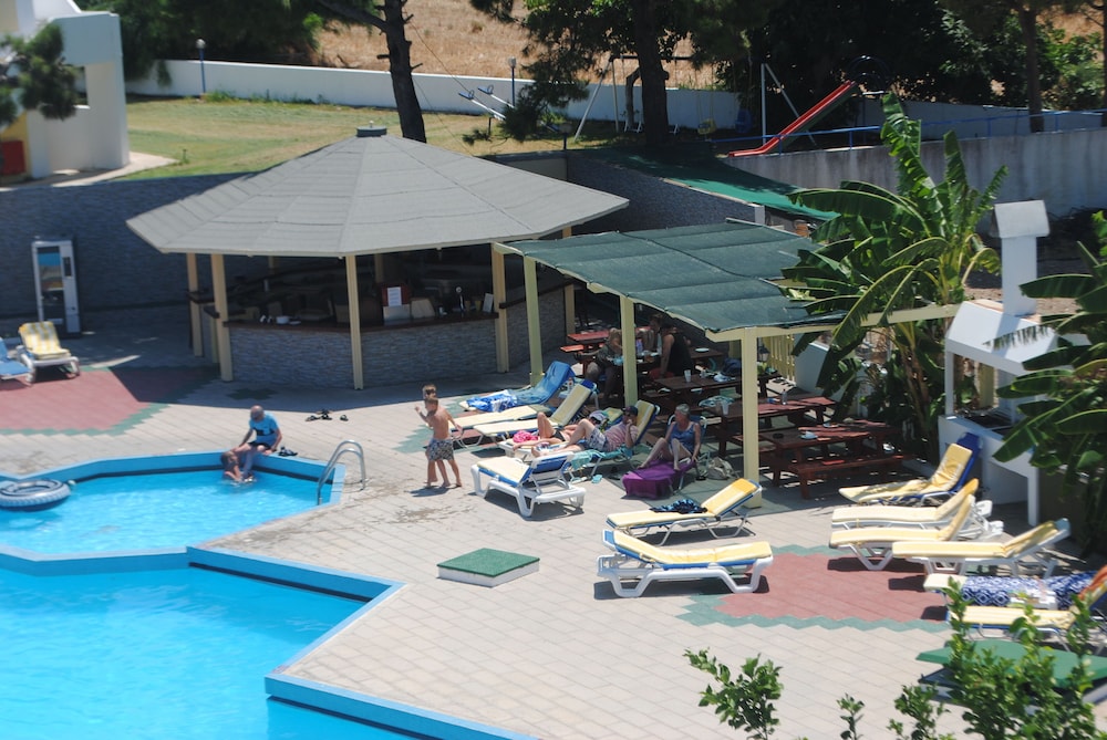 Poolside bar