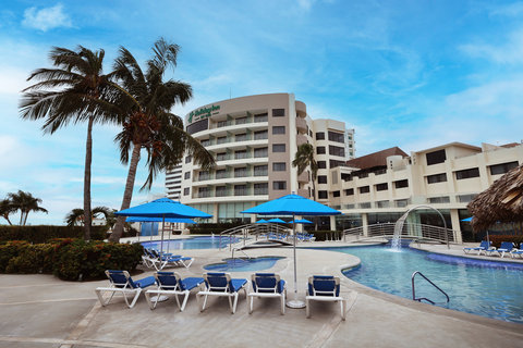 Holiday Inn Boca del Rio swimming pool