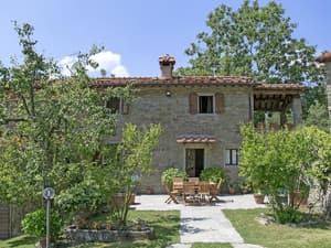 thumbnail: Front of property