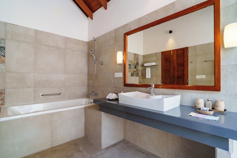 Deep soaking bathtub