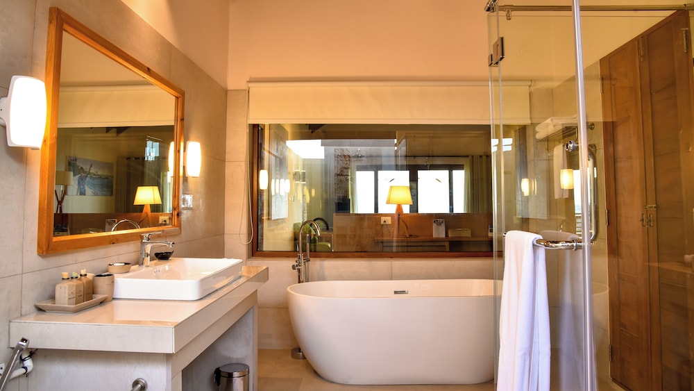 Deep soaking bathtub