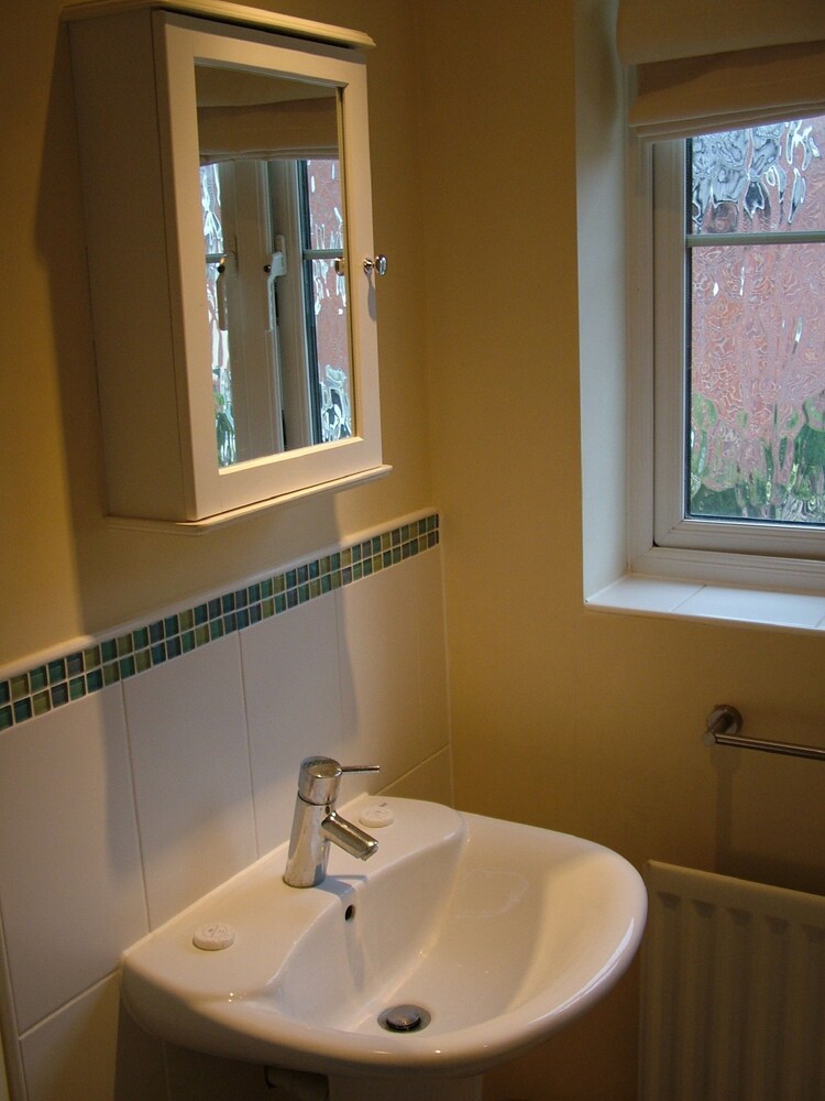 Bathroom sink