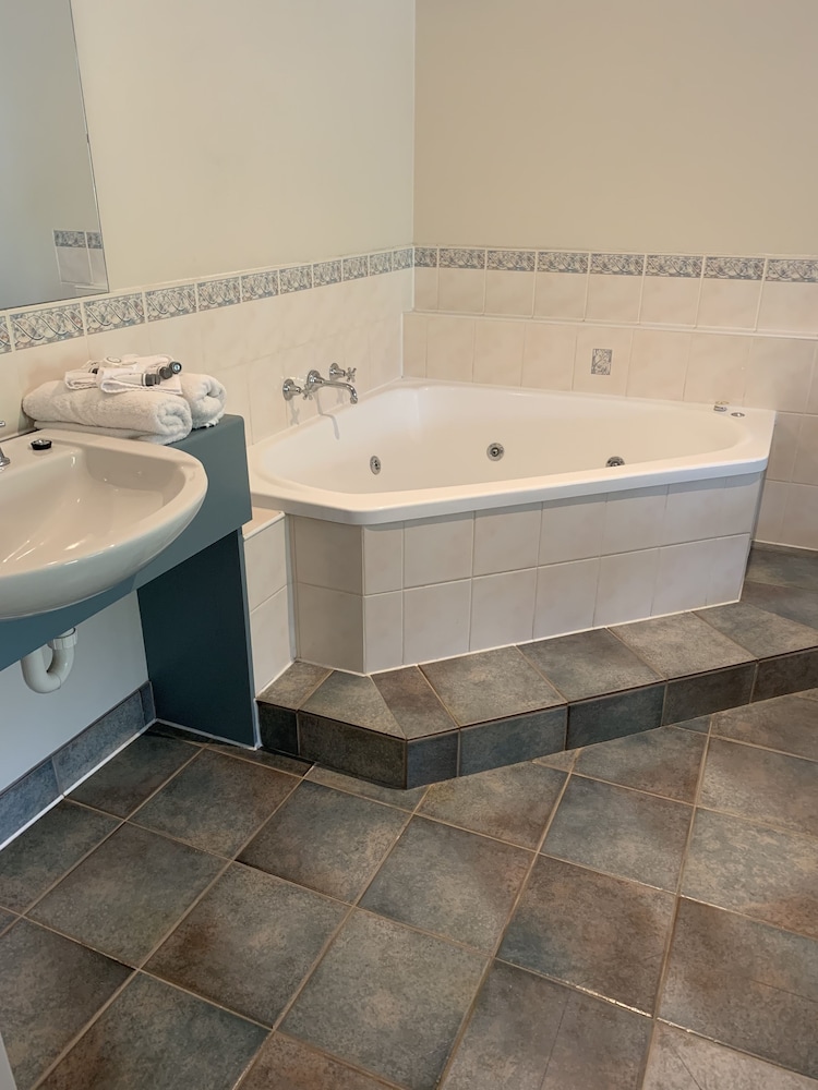 Jetted tub