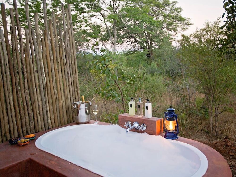 Deep soaking bathtub