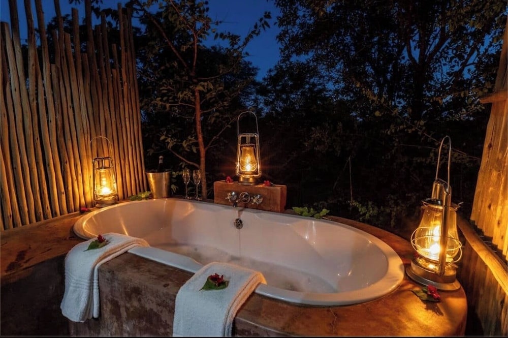 Deep soaking bathtub