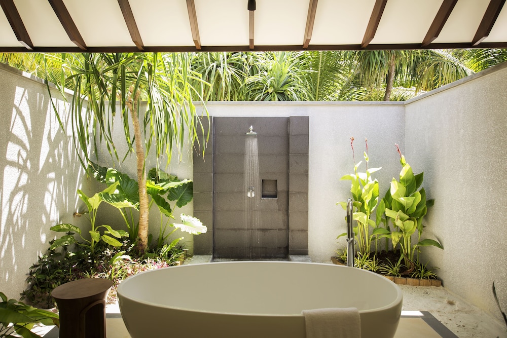 Deep soaking bathtub