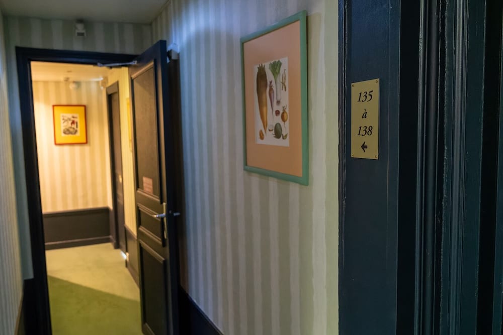Handrails in hallways