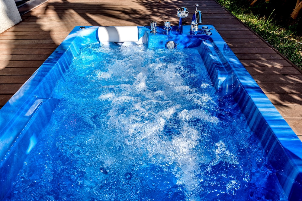 Jetted tub