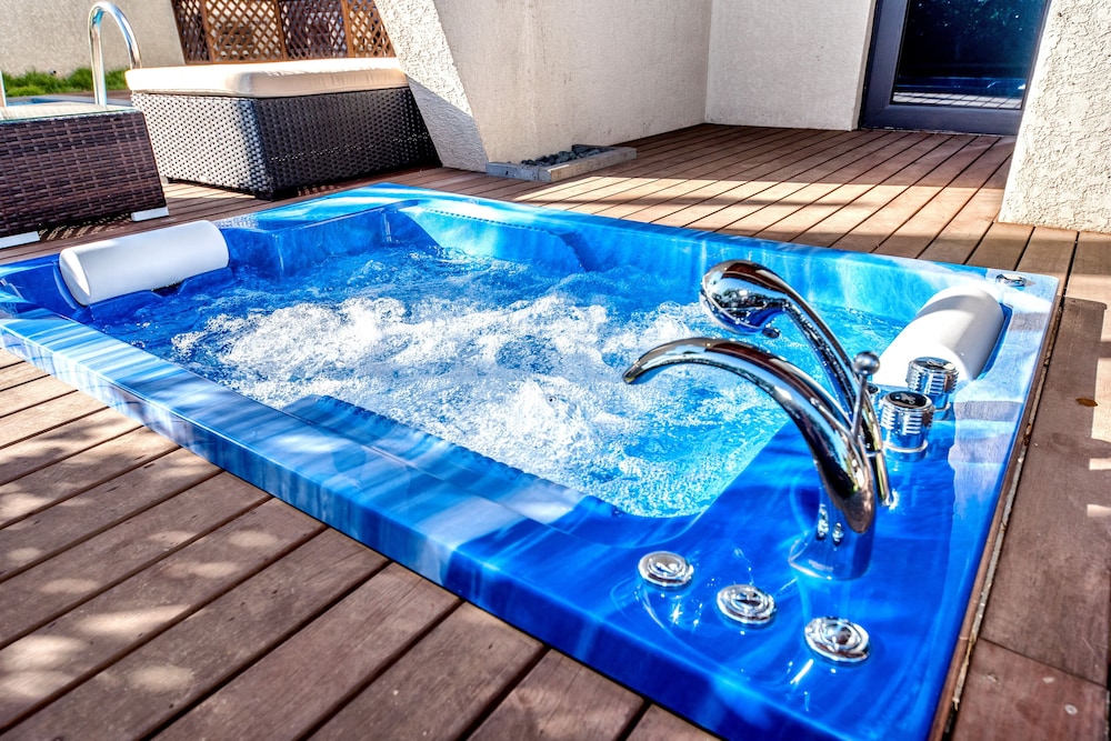 Private spa tub