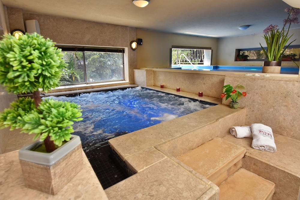 Indoor spa tub