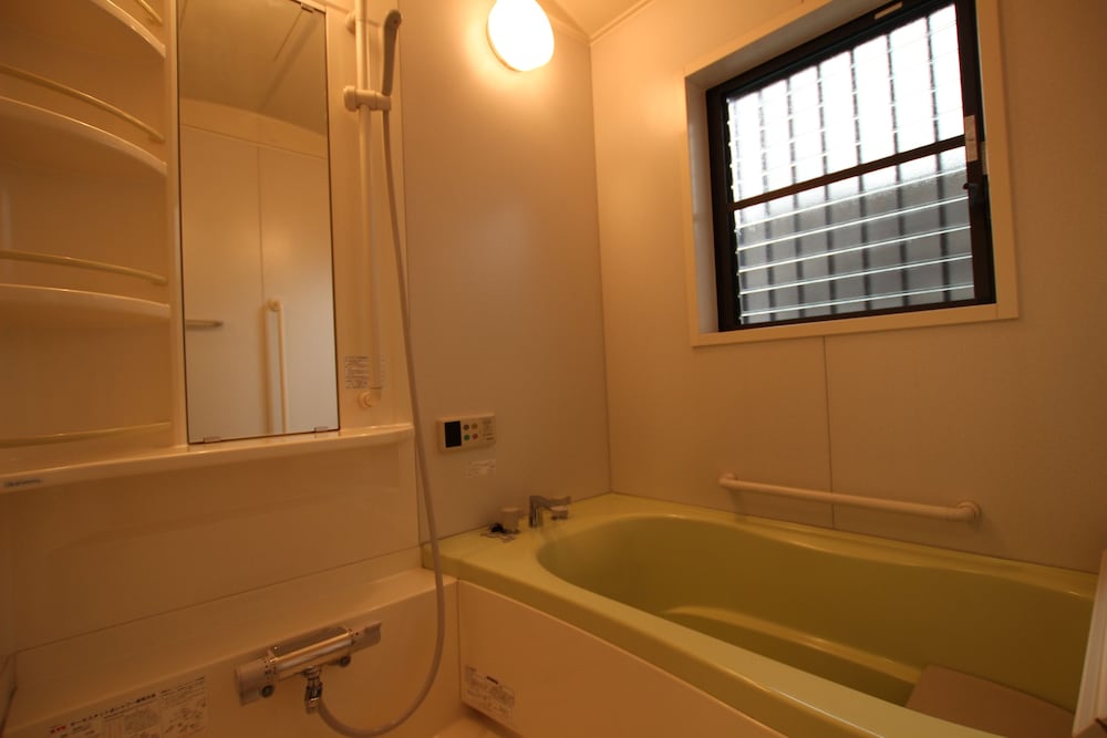 Deep soaking bathtub