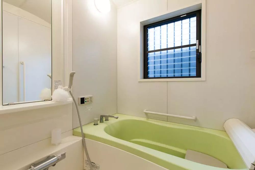 Deep soaking bathtub