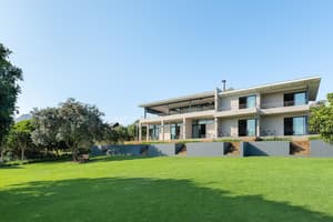 thumbnail: Front of property