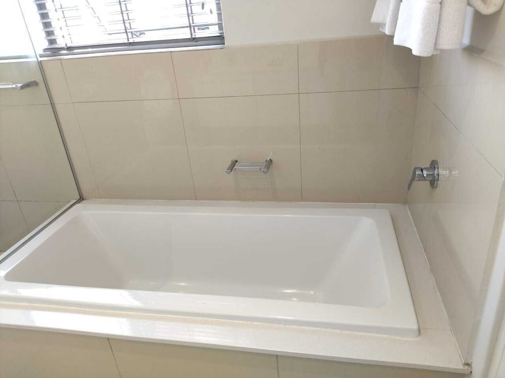 Deep soaking bathtub