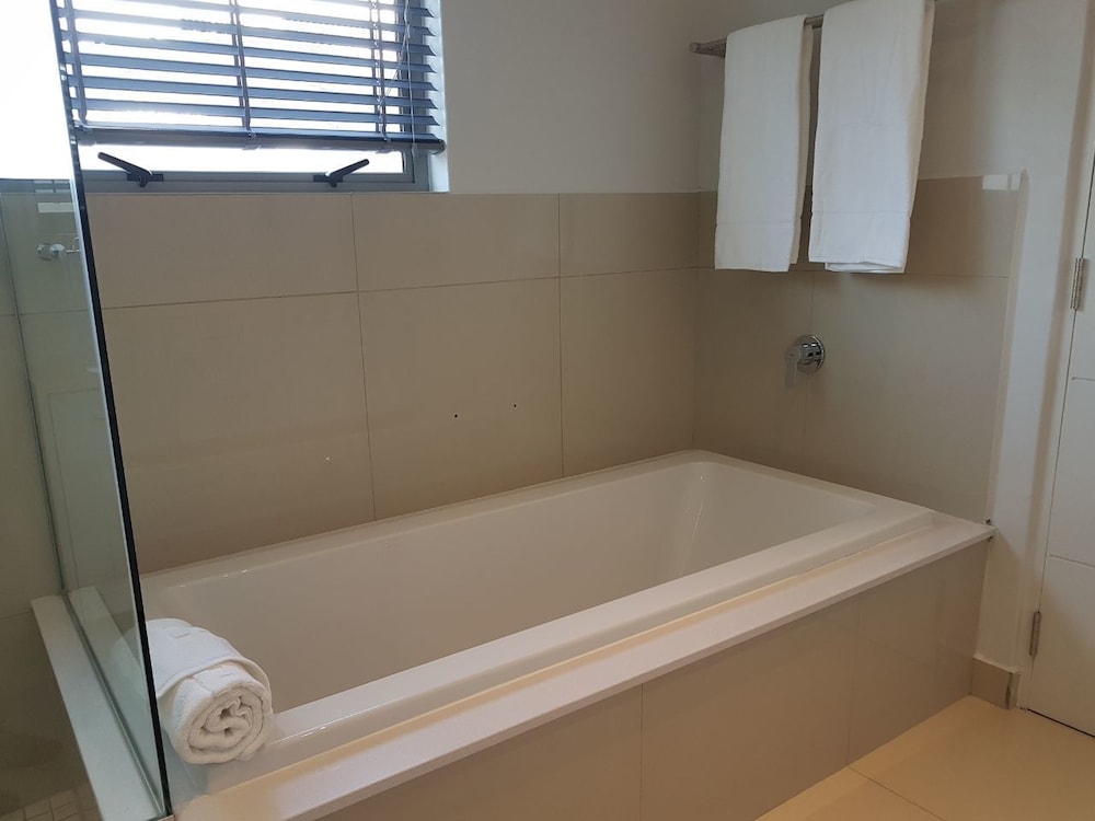 Deep soaking bathtub