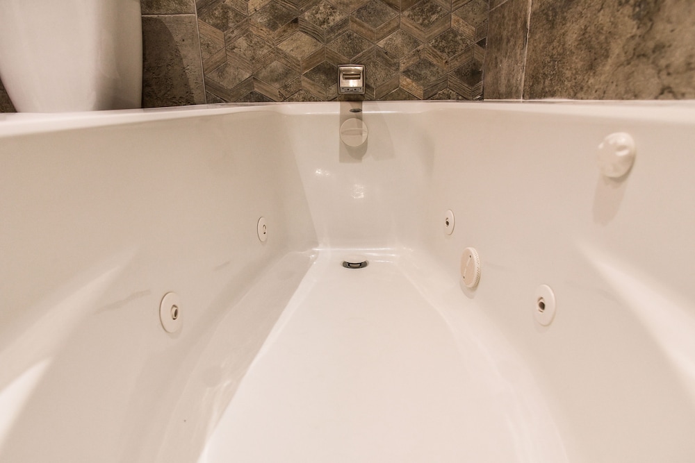 Jetted tub