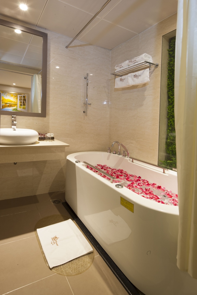 Deep soaking bathtub