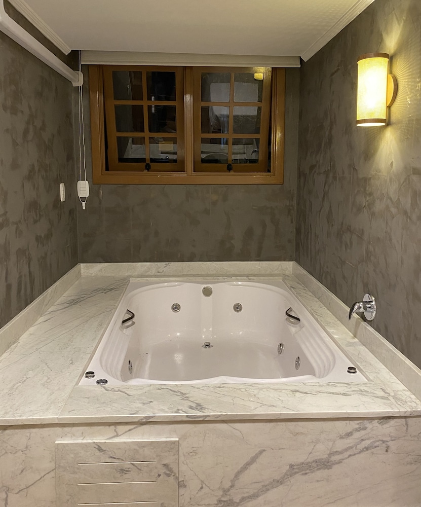 Private spa tub