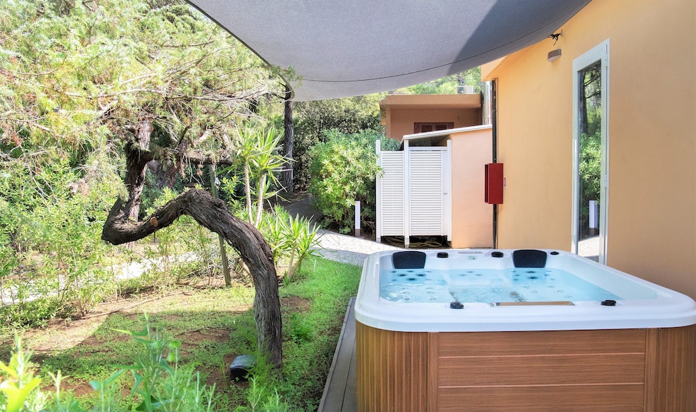 Private spa tub