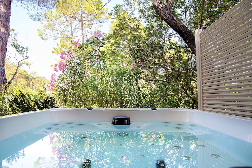 Private spa tub