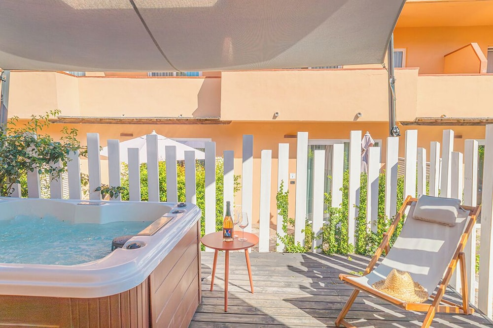 Private spa tub