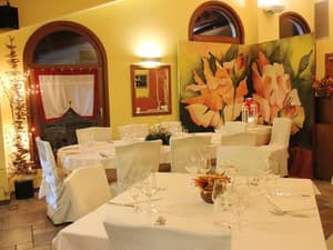 thumbnail: Family dining