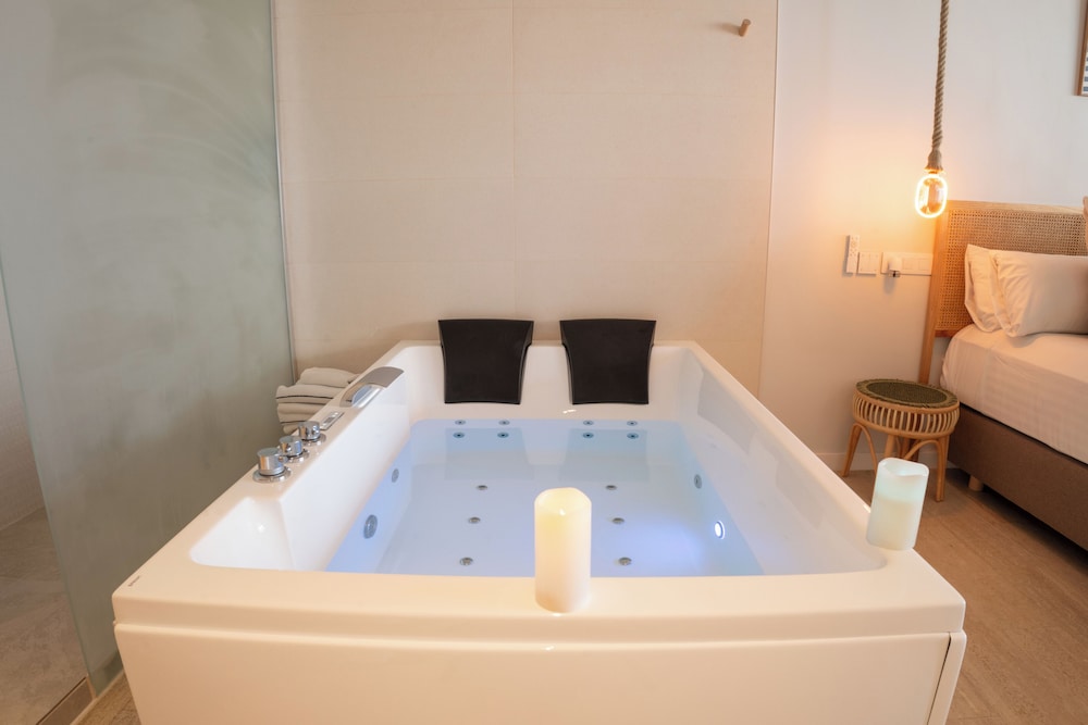 Private spa tub