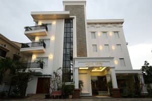 thumbnail: Front of property