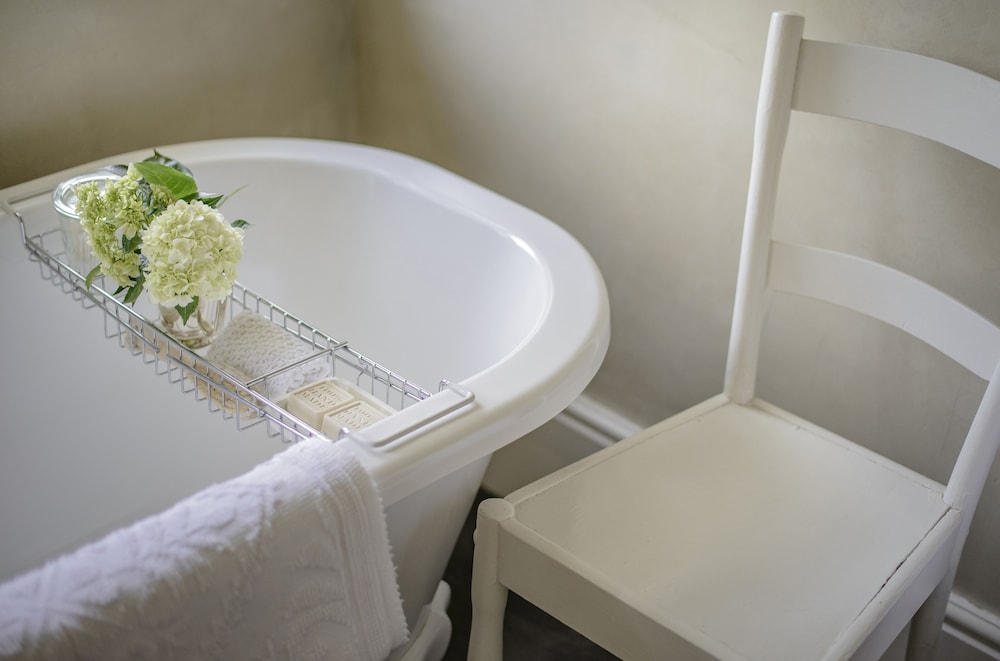 Deep soaking bathtub