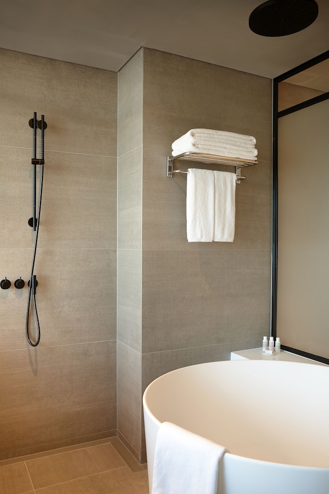 Deep soaking bathtub