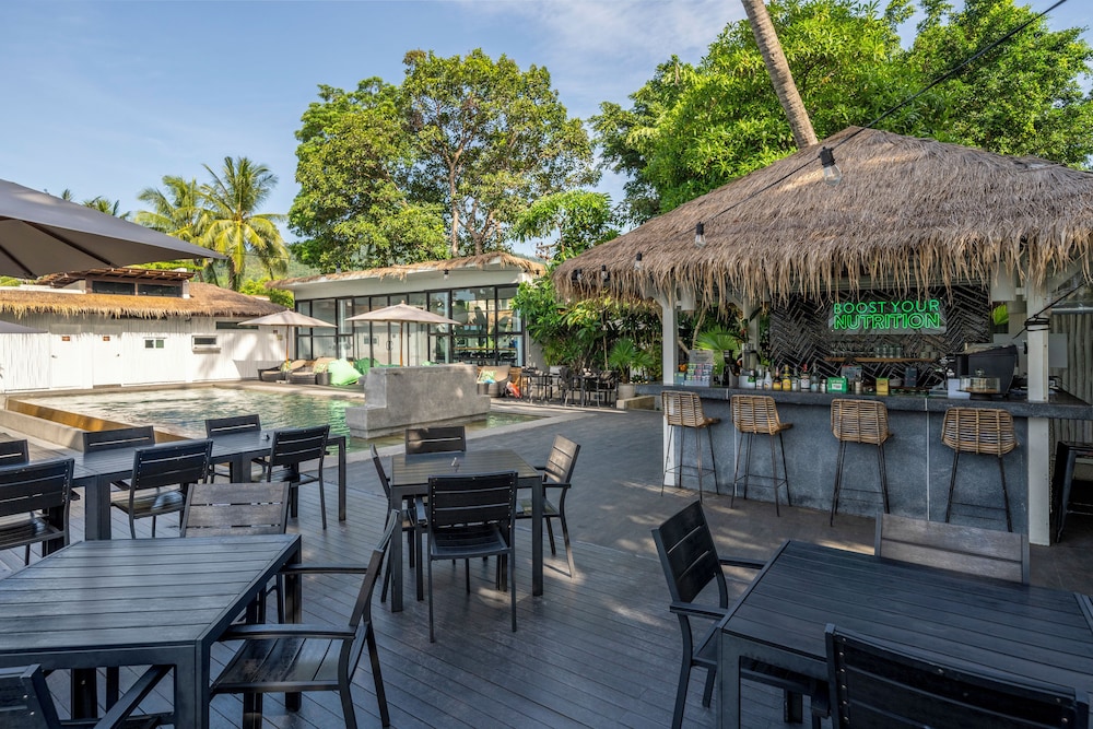 Poolside bar