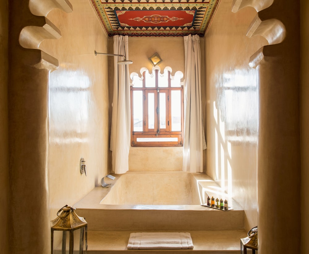 Deep soaking bathtub