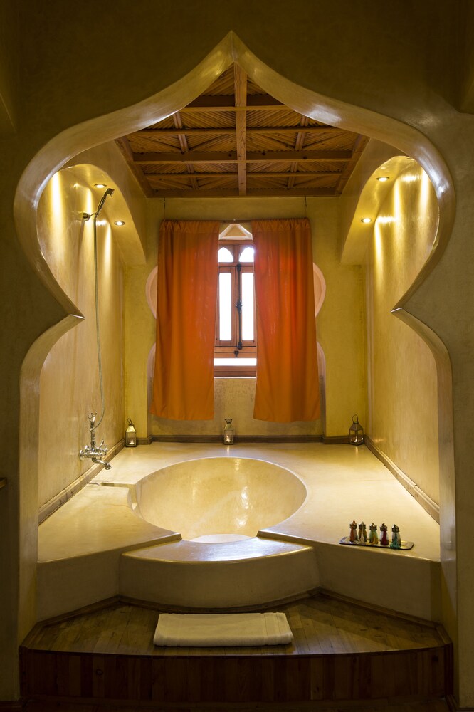 Deep soaking bathtub
