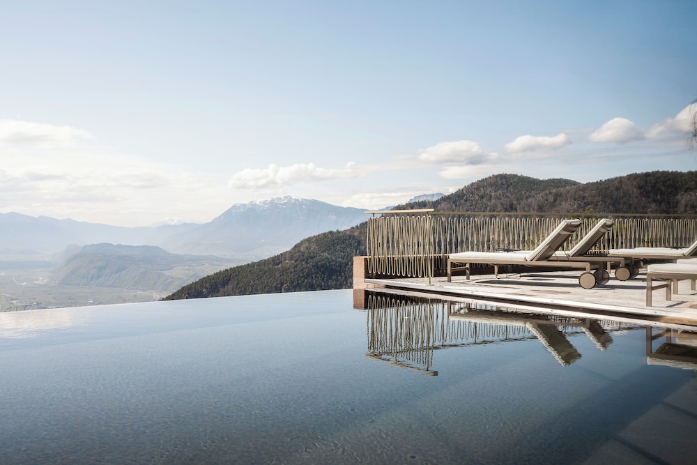 Infinity pool