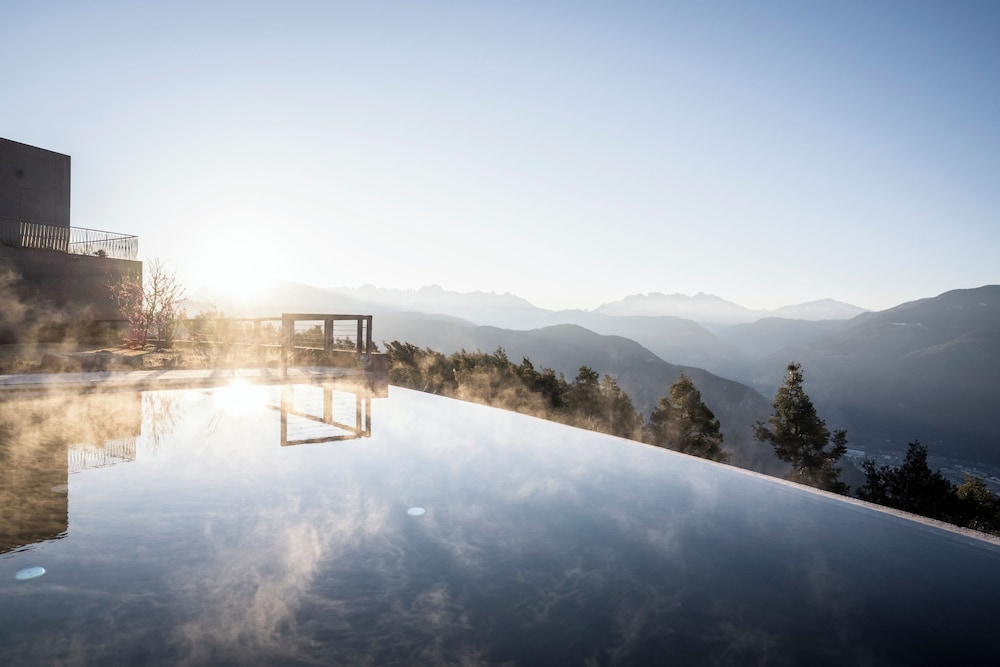 Infinity pool
