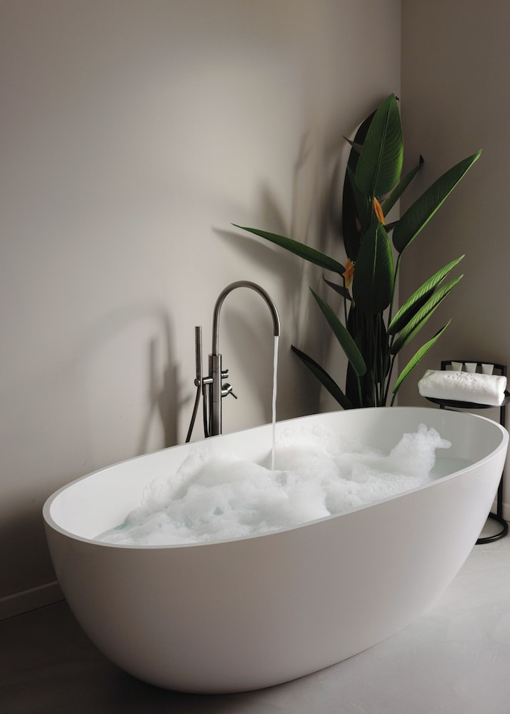 Deep soaking bathtub