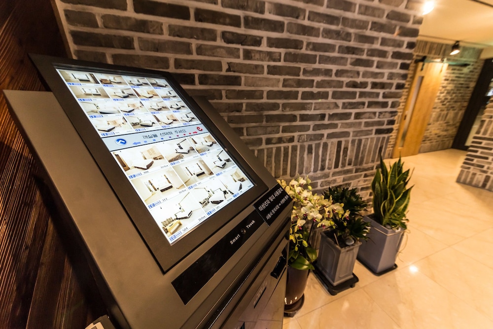 Check-in/check-out kiosk