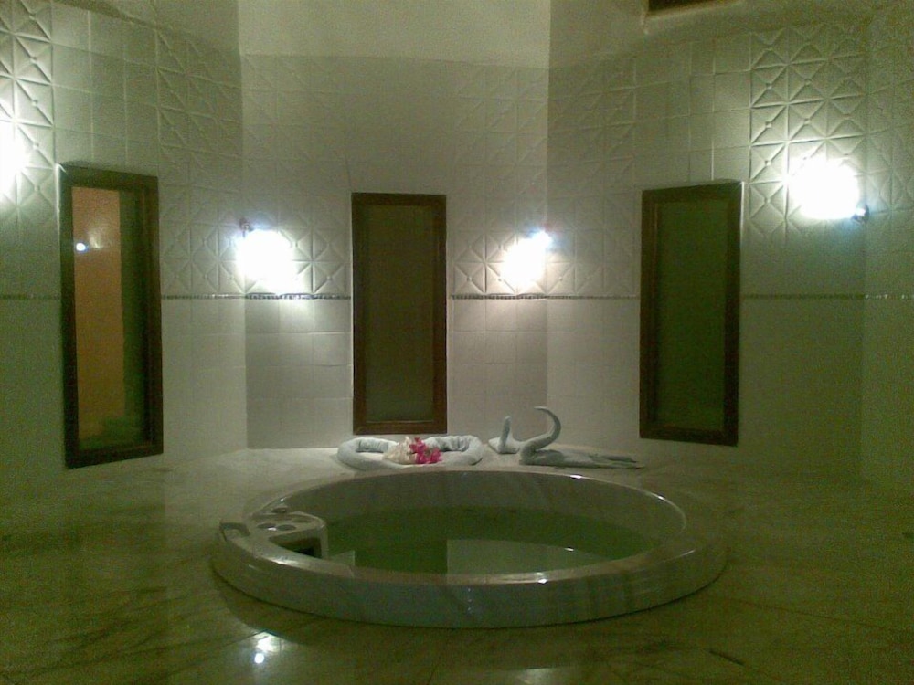 Indoor spa tub