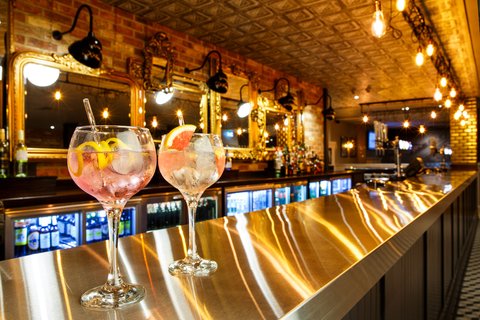 Enjoy handcrafted cocktails in our stylish T6 bar and lounge
