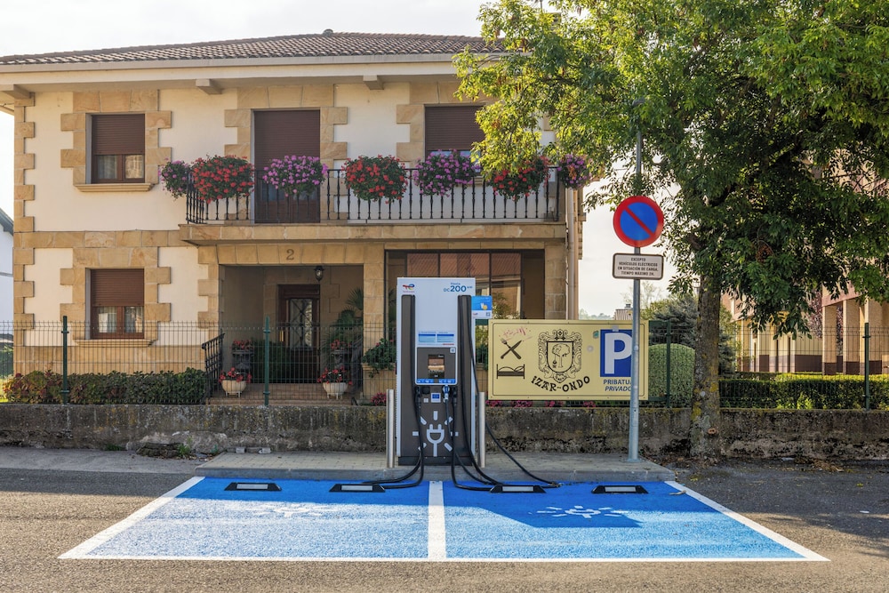 Electric vehicle charging station